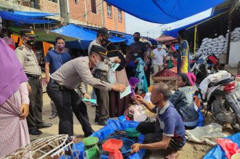 Putus penyebaran COVID-19, pedagang Pasar Kayu Jati dapat masker gratis