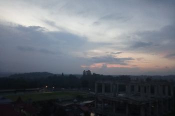 Langit Bukittinggi berawan, hingga gerhana bulan tidak terlihat