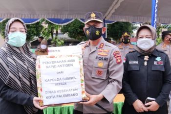 Polda Sumsel berikan bantuan 4.000 alat test swab antigen ke Dinkes
