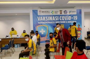 Pemkot Kendari lakukan vaksin massal 1.653 karyawan dan Pedagang