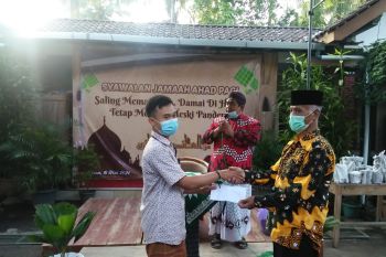 Anggota Fraksi Golkar memberi "doorprize" santri Ponpes Bina Usadah Galur