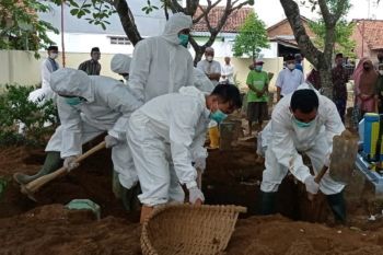 Kudus pastikan personel pemakaman pasien COVID-19 cukup