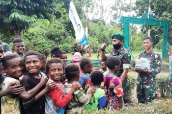 Peduli pendidikan, Satgas TNI mengajar siswa di wilayah perbatasan
