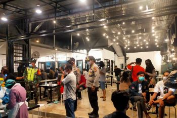 Razia prokes kafe di Perawang, dua reaktif COVID-19