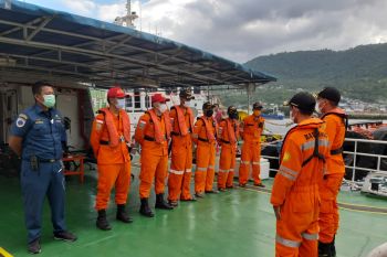 KN SAR Bhisma dikerahkan mencari penumpang terjun ke laut di Banggai