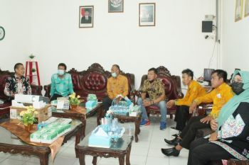 Disdukcapil Gunung Mas belajar mekanisme pelayanan Zona Integritas di Kapuas