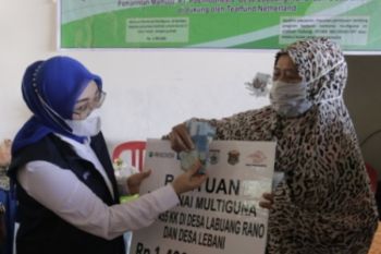 Bupati Mamuju serahkan bantuan perbaikan rumah korban gempa