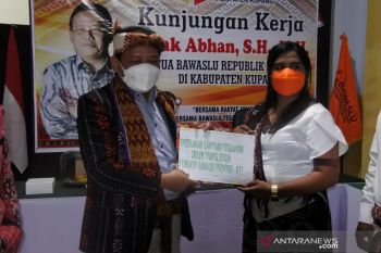 Bawaslu serahkan donasi bagi anggota terdampak Seroja di NTT