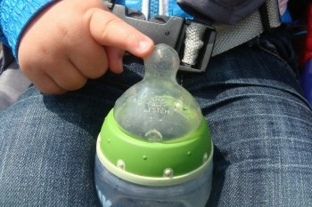 Kapan anak harus berhenti pakai dot?