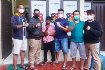 Belum sempat nikmati curiannya, pencuri bak ninja ini keburu ditangkap warga