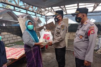 Sat Binmas Salurkan paket sembako kepada warga terdampak banjir rob