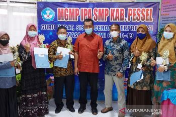 Raih juara, Bupati Pesisir Selatan angkat guru honorer jadi tenaga kontrak