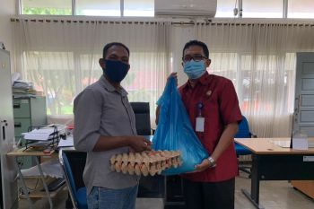 Dukung pasar murah Disperindag Sumbar, UPZ Baznas Semen Padang salurkan sembako gratis