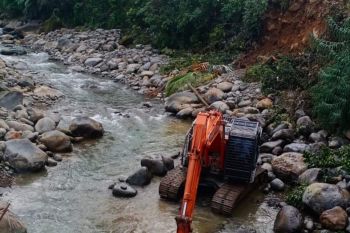 Empat rumah di bantaran Lubuk Paraku terancam longsor, Semen Padang turunkan TRC dan alat berat