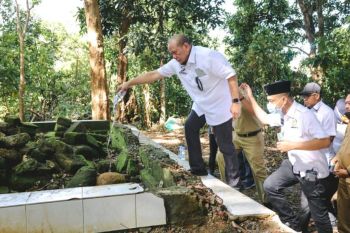 Ketua DPD RI bantu perbaikan komplek pekuburan saat ziarah ke Makam Lasalaga
