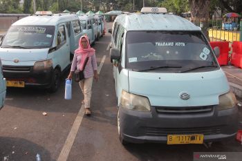 Pemisahan penumpang pria dan wanita di angkot dibatalkan