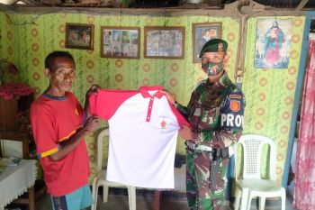 Peringati Hari Pancasila Satgas Pamtas RI-Timor Leste bagi kaos Merah-Putih