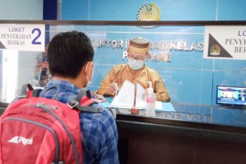 Petugas Imigrasi Parepare kenakan pakaian adat Nusantara saat berikan layanan