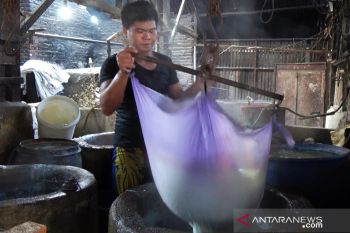 Pengrajin tempe-tahu keluhkan harga kedelai melonjak