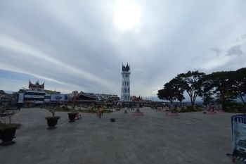Taman Jam Gadang Bukittinggi kembali dibuka, pengunjung dibatasi 50 persen