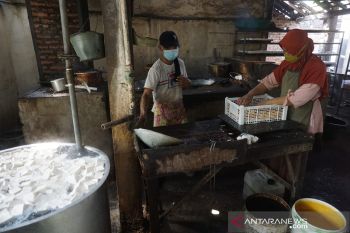 Perajin tahu Gunung Kidul perkecil ukuran siasati tingginya harga kedelai