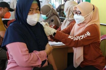 Lansia di Bandarlampung antusias ikuti program vaksinasi
