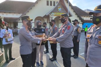 Pacu motivasi, Kapolres Bukittinggi berikan penghargaan personel berprestasi