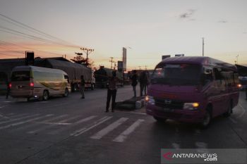 Tekan kasus COVID-19, ratusan kendaraan wisata masuk Kudus diminta putar balik