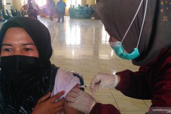 Solok Selatan berikan vaksin COVID-19 ke masyarakat umum