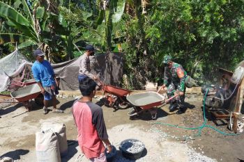 Bhabinkamtibmas dan Babinsa gotong royong bantu warga bangun kalan desa