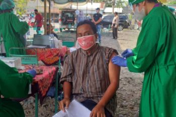 Sebanyak 200 lansia dan pelaku ekonomi di Gunung Kidul divaksin