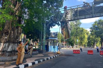 Dinas PUPR Mataram menertibkan papan reklame langgar aturan