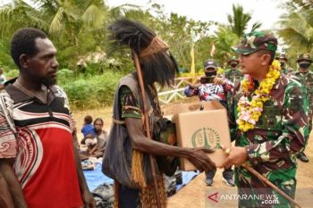 TNI bakti sosial bagi sembako di kampung Yakyu Merauke