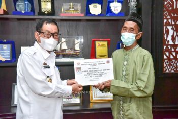 Bupati Mesuji berikan bantuan korban angin puting beliungc