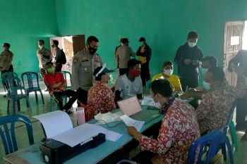 Pemerintah bersama TNI Polri launching perdana vaksin massal di Sembalun