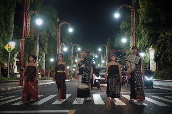 Desainer Athan Siahaan ajak generasi muda cintai produk Tenun Nusantara