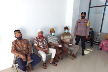 Lancarkan kegiatan vaksinasi lansia, Bhabinkamtibmas antar jemput warga