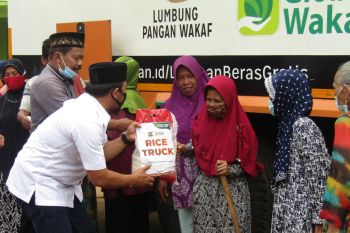 ACT dan Ketua Komisi II DPRD Lampung bagikan 6 ton beras di Lampung Selatan