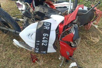 Dua motor "adu jangkrik" di Jalan Raya Songgong Lombok Tengah