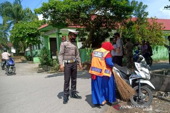 108 pengunjung Pasar Tiku yang tak pakai masker terjaring polisi, lalu kena tegur dan ada disanksi bersihkan pasar