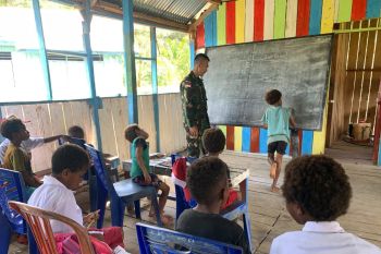 Satgas TNI bantu mengajar pelajaran matematika siswa SD perbatasan RI-PNG