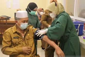 Bupati-Wakil Bupati Pasaman Barat di vaksinisasi COVID-19 tahap dua