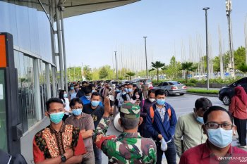 Warga antre jalani vaksinasi COVID-19 massal di Tangerang