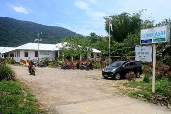 Tak punya uang untuk berobat, warga dapat membayar dengan bibit pohon