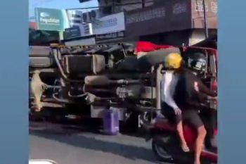 Truk pengangkut pasir terguling di jalan raya Kota Praya