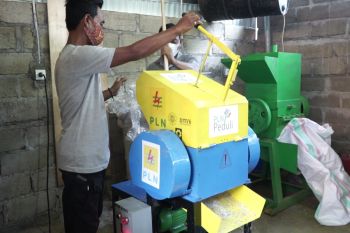 PLN bantu mesin pencacah dukung pengelolaan sampah di Kabupaten Ende