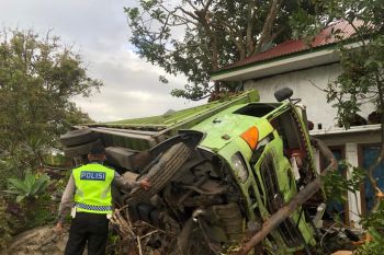 Di jalan menurun, truk bawa sawit remnya blong lalu hantam dua rumah, seorang luka ringan
