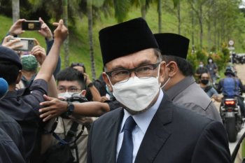 Anwar Ibrahim serahkan usulan parlemen hilang kepercayaan ke PM Malaysia