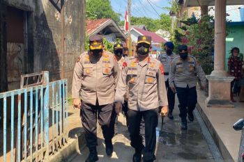 Polda Sumsel bantu awasi isolasi masyarakat positif COVID-19, pasang striker di rumah