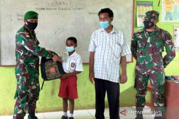 Satgas TNI bantu peralatan sekolah siswa SD di perbatasan RI-PNG